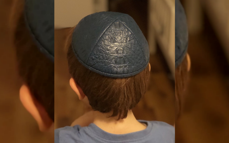kippah sulla testa di un bambino